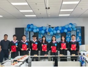 为送别即将奔赴新征程的应届毕业生